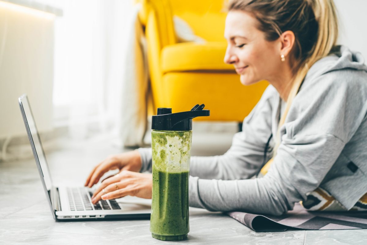 spiruella dames laptop drinkt super greens smoothie