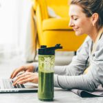 spiruella dames laptop drinkt super greens smoothie